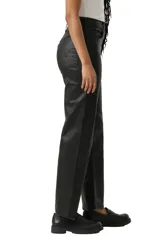 Pantalón de jean estilo straight con acabado revestido efecto cuero, tiro alto y corte recto al tobillo.