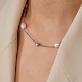 Gargantilla de plata 925 con perlas de río y circonitas. La gargantilla mide 45cm de largo y 1.2mm de ancho. Las perlas miden 8.6mm de largo y 7.2mm de ancho. Las circonitas miden 4.5mm de diámetro y 3.7mm de altura.