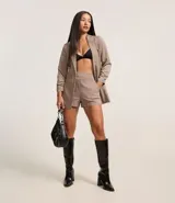 Short femenino color negro, confeccionado en tejido plano de bengaline, con bolsillos delanteros y cierre lateral con cremallera tratorada.