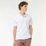 Chomba blanca de piqué con cuello clásico y estampado de palmeras.