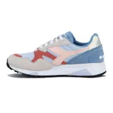 Championes deportivos Diadora modelo N902, con diseño multicolor que combina tonos celestes, beige, rosado y rojo. Presentan una estructura de paneles en gamuza y malla, con el logo característico de la marca en el lateral y suela de goma con entresuela blanca.