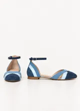 Ballerina de diseño contemporáneo con laterales abiertos, bandas cruzadas en el empeine en tonos celestes y azules, puntera redondeada en azul marino y delicada pulsera al tobillo con cierre de hebilla.