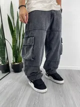 Pantalón cargo baggy de denim gris oscuro con bolsillos laterales con solapa y corte holgado.