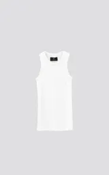 Musculosa básica blanca de tela morley con moldería slim-fit.