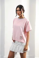 Remera de algodón color azul marino, corte relajado con hombro caído. Presenta cuello redondo blanco y bordado a mano en contraste en los puños de las mangas. Tiene un parche bordado en la parte inferior del frente.