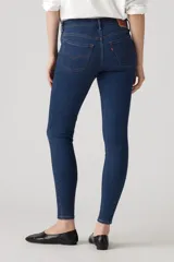 Jeans ajustados Levi's modelo 711 Skinny, tiro medio, en color azul oscuro lavado.
