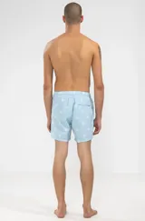 Short de baño celeste con rayas verticales blancas y estampado de soles blancos.