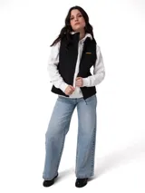 Chaleco matelaseado negro Caterpillar para mujer, con cuello alto, cierre frontal y logo de la marca bordado en el pecho.