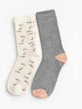 Pack de dos pares de medias de caña media. Un par es de color crema con estampado de pequeñas flores rosadas y el otro es gris jaspeado con puntera y talón en color rosado.