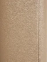 Billetera Calvin Klein trifold color beige con textura granulada y placa metálica con logo CK. Cuenta con múltiples compartimentos para tarjetas, billetes y documentos, protección RFID y bolsillo monedero.