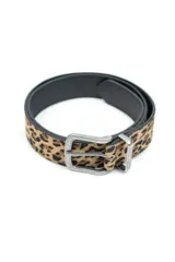 Cinturón de gamuza con estampado animal print tipo leopardo, hebilla metálica rectangular envejecida y pasador a juego.