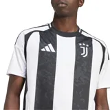 Camiseta de fútbol Adidas del Juventus F.C., modelo Home Jersey temporada 24/25. Diseño a rayas verticales blancas y negras con detalles en blanco en cuello, mangas y hombros.