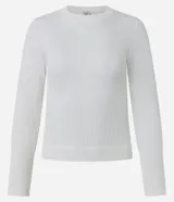 Remera de manga larga con cuello redondo y diseño ajustado al cuerpo. Presenta una textura canelada y un acabado suave al tacto, confeccionada en microfibra elástica.