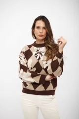 Buzo de tejido de punto con diseño de rombos y flores estampadas en tonos marrón y beige, de cuello redondo y manga larga.