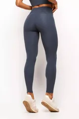 Calza deportiva de tiro alto en color gris oscuro, confeccionada en poliamida de alta elasticidad. Presenta un diseño minimalista con costuras verticales estratégicas en el frente y la espalda para un efecto modelador y estilizado.