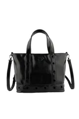 Cartera tipo tote de Las Oreiro en color negro, con acabado brillante. Presenta detalles de ojales metálicos decorativos en el frente y en la base, junto con un pequeño logo en forma de labios. Incluye doble asa de mano y correa larga ajustable y extraíble.