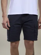 Bermuda cargo de twill, de color negro, con bolsillos laterales con solapa y calce cómodo.