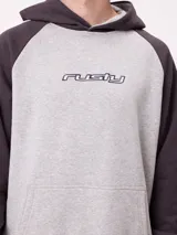Canguro con capucha de estilo deportivo, con cuerpo en color celeste y mangas raglán en color negro. Presenta el logo de la marca estampado en el pecho, bolsillo tipo canguro frontal y franjas blancas laterales en las mangas.