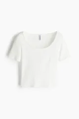 Remera cropped de ajuste entallado confeccionada en punto acanalado de algodón, con cuello redondo amplio y mangas cortas.