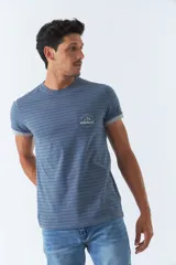 Remera de hombre a rayas horizontales color rosa y blanco, con bolsillo en el pecho y logo estampado.