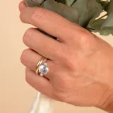 Par de alianzas bombé en oro 18k de diseño clásico, con acabado pulido y una de ellas engastada con un pequeño diamante central.