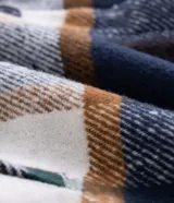 Campera de franela a cuadros con forro interno de sherpa, cuello tipo polo, cierre frontal con botones y bolsillos frontales con solapa.