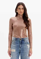Blusa de manga larga color cobre metalizado, con cuello alto.