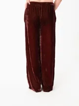 Pantalón negro de terciopelo, corte recto y relajado, con pretina elastizada con cordón ajustable y bolsillos laterales.