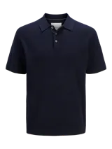 Polo de manga corta confeccionado en tejido de punto estructurado con textura sutil. Presenta cuello polo clásico, cierre frontal con botones y calce regular.
