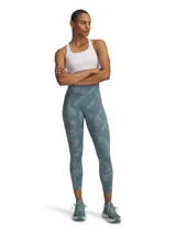 Calza deportiva Under Armour de tiro alto, confeccionada en tejido HeatGear de secado rápido con estampado camuflado en tonos azulados. Presenta paneles laterales lisos con perforaciones láser para mayor transpirabilidad, bolsillo lateral y detalles reflectantes en la parte inferior de la pierna.
