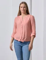 Blusa blanca de gasa marca Zac & Rachel, con cuello a la base, escote en V, abertura central con botones, bolsillo aplicado en el pecho y mangas largas regulables con presilla y botón. Tiene terminación opcional de nudo en el ruedo.