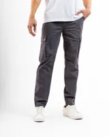 Pantalón cargo negro de corte slim, confeccionado principalmente en algodón con un pequeño porcentaje de spandex para elasticidad. Presenta múltiples bolsillos utilitarios con tapa y remaches de refuerzo.