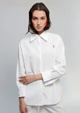 Camisa de calce relajado blanca con cuello oversized y puños anchos, con costuras a contratono en rojo y bordado del logo en el pecho.