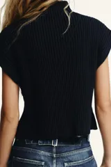 Chaleco de punto acanalado color verde brillante, con cuello alto y mangas sisa caídas.