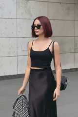 Top color moca de breteles finos.