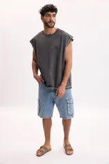 Bermuda cargo de jean en color azul claro, con bolsillos laterales aplicados y diseño funcional con el clásico estilo de denim.