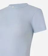 Conjunto de pijama largo de rib más sostenible, compuesto por una blusa de manga corta con escote redondo y detalle de flor aplicada, y un pantalón largo con cintura elástica, detalle de botones y estampa floral total.