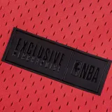 Camiseta de básquet negra con cuello y mangas a rayas blancas y violetas. Estampado frontal con el nombre "Lakers" en letras violetas con borde dorado y el logo del equipo. Cierre frontal con botones a presión.