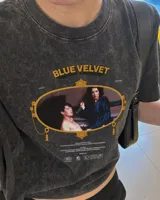 Remera oversize color marrón con efecto acid wash, corte holgado y estampa frontal de la película Blue Velvet.