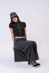 Crop top negro de morley con cierre frontal metálico completo, cuello redondo y mangas cortas, de corte ajustado al cuerpo.