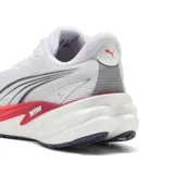 Championes de running Puma Velocity Nitro, modelo blanco con detalles en rojo y gris, tecnología NITRO en la entresuela y diseño de malla técnica transpirable.