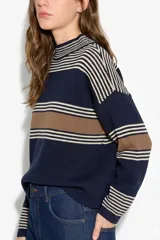Sweater tejido de punto con diseño a rayas horizontales en azul marino, crema y marrón. Presenta cuello redondo, corte holgado y mangas largas.