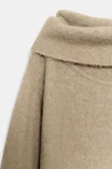 Jersey de punto confeccionado en hilatura con lana, con diseño de hombros descubiertos, escote recto acabado en vuelta y manga larga.