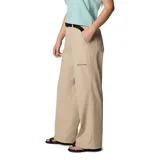 Pantalón de senderismo color beige, de corte recto y holgado. Cuenta con cintura elástica parcial, cinturón integrado ajustable y bolsillos laterales amplios. Presenta el logo de la marca bordado en la pierna izquierda.