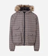 Campera masculina de corte regular con estampado a cuadros, cierre frontal con cremallera y capucha fija con borde de pelo sintético. Cuenta con bolsillos frontales con solapa y cierre de botón a presión.