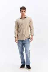 Camisa de manga larga color verde militar, con cuello tradicional y cierre frontal de botones.
