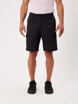 Bermuda cargo lisa de color negro, con múltiples bolsillos laterales, trabillas para cinturón y cierre frontal con botón y cremallera.