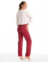 Pantalón de vestir color verde militar, de corte recto y entallado. Presenta una cintura ancha de soporte, nervadura central vertical y bolsillos posteriores simulados.