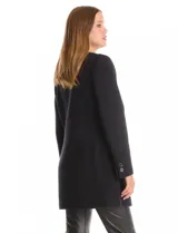 Tapado de lana negro con doble abotonadura frontal, cuello redondo y bolsillos laterales de parche. Presenta una silueta de corte tres cuartos y forro interno a tono.