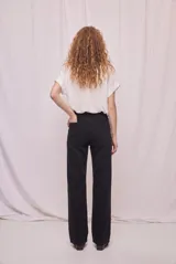Pantalón wide leg de tiro alto y calce relajado, confeccionado en denim con bolsillos clásicos.